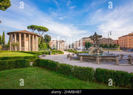 La bocca della verità è una maschera marmorea a Roma, in Italia, che si erge contro la parete sinistra di Santa Maria nella chiesa di Cosmedin in Piazza bocca della Verità. Foto Stock