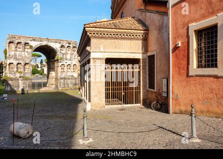 La bocca della verità è una maschera marmorea a Roma, in Italia, che si erge contro la parete sinistra della chiesa di Santa Maria in Cosmedin, in Piazza della bocca de Foto Stock