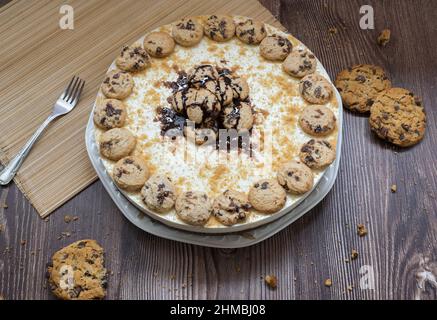 Torta di biscotti fatti in casa con scaglie di cioccolato su un tavolo di legno con forchetta Foto Stock