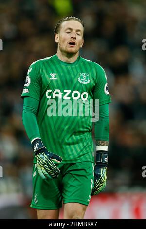 NEWCASTLE UPON TYNE, REGNO UNITO. FEB 8th Jordan Pickford of Everton reagisce durante la partita della Premier League tra Newcastle United ed Everton al St. James's Park di Newcastle, martedì 8th febbraio 2022. (Credit: Will Matthews | MI News) Credit: MI News & Sport /Alamy Live News Foto Stock