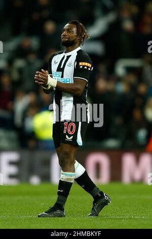 NEWCASTLE UPON TYNE, REGNO UNITO. FEB 8th Allan Saint-Maximin di Newcastle United applaude i tifosi durante la partita della Premier League tra Newcastle United ed Everton al St. James's Park, Newcastle il martedì 8th febbraio 2022. (Credit: Will Matthews | MI News) Credit: MI News & Sport /Alamy Live News Foto Stock