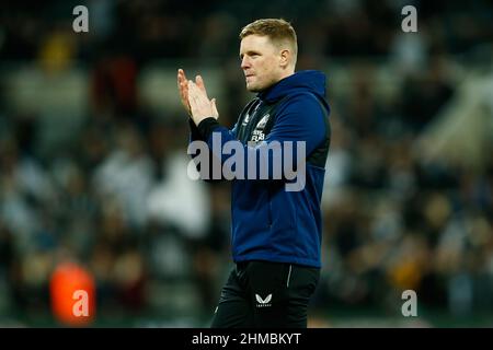 NEWCASTLE UPON TYNE, REGNO UNITO. FEB 8th Newcastle United Head Coach, Eddie Howe, applaude i sostenitori durante la partita della Premier League tra Newcastle United ed Everton al St. James's Park, Newcastle, martedì 8th febbraio 2022. (Credit: Will Matthews | MI News) Credit: MI News & Sport /Alamy Live News Foto Stock