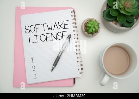 Licenza software di visualizzazione concettuale. Parola scritta su strumento legale che regola la ridistribuzione del software forniture per ufficio su scrivania con tastiera Foto Stock