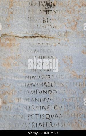 Antiche iscrizioni greche su pietra nel sito archeologico di Efeso in Turchia - scritti, design, sfondo, texture, uso creativo Foto Stock