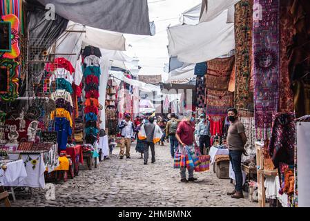 Le scene del mercato domenicale di fronte alla Chiesa di Santo Tomas, Chichicastenango, Guatemala Foto Stock