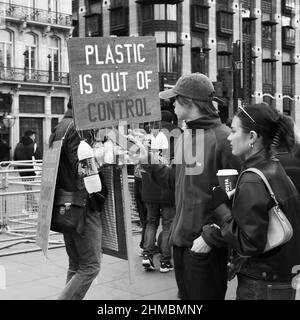 Londra, Grande Londra, Inghilterra, Febbraio 05 2022: Protesta plastica a Bridge Street Westminster con una giovane coppia in primo piano . Foto Stock