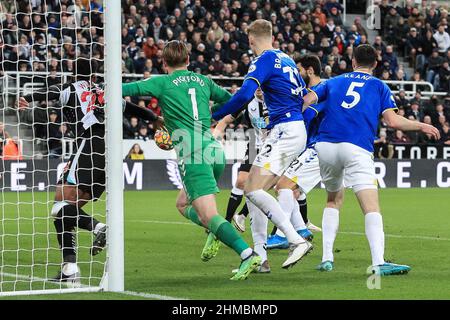 Jordan Pickford #1 di Everton si scamola per tornare al suo obiettivo come Ryan Fraser #21 di Newcastle United spara e segna per renderlo 2-1 Foto Stock