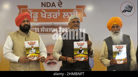 CHANDIGARH, INDIA - FEBBRAIO 8: Il Ministro dell'Unione Gajendra Singh Shekhawat con Shimani Akali dal (SAD) MP Sukhdev Singh Dhindsa e altri leader durante il lancio del manifesto per le aree rurali del Punjab durante una conferenza stampa congiunta il 8 febbraio 2022 a Chandigarh, India. Le elezioni dell'Assemblea legislativa del Punjab del 2022 si terranno a Punjab il 20 febbraio 2022 per eleggere i 117 membri dell'Assemblea legislativa del Punjab del 16th. I voti saranno contati e i risultati saranno dichiarati il 10 marzo 2022.(Photo by Keshav Singh/Hindustan Times/Sipa USA) Foto Stock