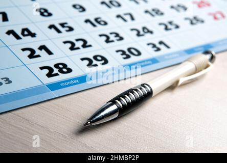 calendario da parete con il numero di giorni e un primo piano della penna Foto Stock