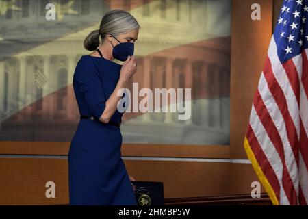 8 febbraio 2022, Washington, Dastric of Columbia, USA: Il portavoce assistente democratico di Caucus KATHERINE CLARK (D-ma) arriva a tenere una conferenza stampa sul piano di salvataggio americano, gennaio 6 Rioner; oggi il 08 febbraio 2021 a HVC/Capitol Hill a Washington DC, USA. (Credit Image: © Lenin Nolly/ZUMA Press Wire) Foto Stock