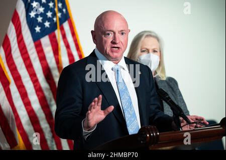 Washington, Stati Uniti. 08th Feb 2022. Il senatore statunitense Mark Kelly (D-AZ) parla ad una conferenza stampa del Caucus democratico del Senato. Credit: SOPA Images Limited/Alamy Live News Foto Stock