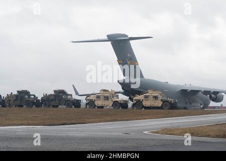 Jaionka, Polonia. 08th Feb 2022. Un gruppo di Humvees dell'esercito degli Stati Uniti si allineano vicino ad un aereo C-17 Globemaster III assegnato all'Ala Airlift 437th dalla base comune di Charleston, Carolina del Sud, nell'aeroporto di Rzeszów-Jasionka, Polonia, il 7 febbraio, 2022. Circa 1.700 soldati dispiegati in Polonia a sostegno degli alleati della NATO. Foto di Senior Airman Taylor Slater/U.S. Air Force/UPI Credit: UPI/Alamy Live News Foto Stock