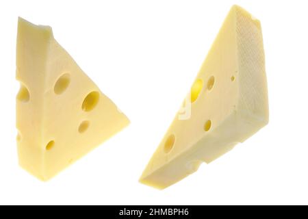 Pezzo di formaggio isolato su sfondo bianco. Prodotti lattiero-caseari. Triangolo formaggio Foto Stock