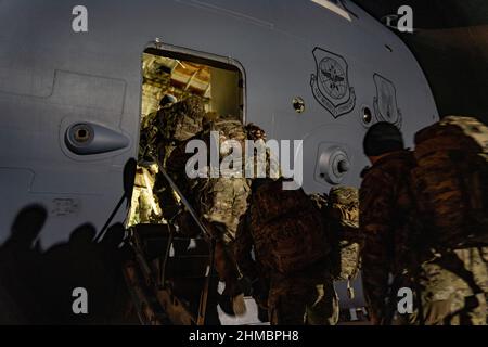 Ft. Bragg, Stati Uniti. 08th Feb 2022. I paracadutisti statunitensi assegnati alla divisione Airborne 82nd si preparano a partire da ft. Bragg per l'area di comando degli Stati Uniti europea di responsabilità a Pope Army Airfield, North Carolina, il 06 febbraio 2022. La Airborne Division 82nd si sta schierando a sostegno del comando europeo degli Stati Uniti per assicurare i nostri alleati e partner nella regione e scoraggiare eventuali future aggressioni. Foto di Sgt. Hunter Garcia/U.S.A. Army/UPI Credit: UPI/Alamy Live News Foto Stock