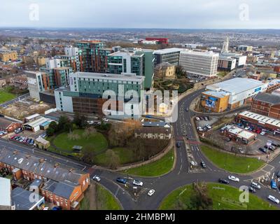 Vista generale GV di Barnsley compreso Gateway Plaza, Barnsley uffici del Consiglio e il municipio come visto dalla rotonda di Town End in Barnsley, così Foto Stock