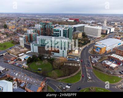 Vista generale GV di Barnsley compreso Gateway Plaza, Barnsley uffici del Consiglio e il municipio come visto dalla rotonda di Town End in Barnsley, così Foto Stock