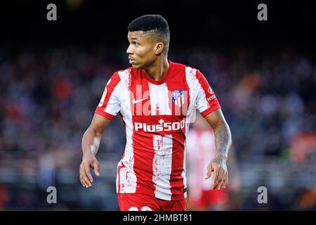 BARCELLONA - FEB 6: Reinildo Mandava in azione durante la partita la Liga tra il FC Barcelona e il Club Atletico de Madrid allo stadio Camp Nou il Febbraio Foto Stock