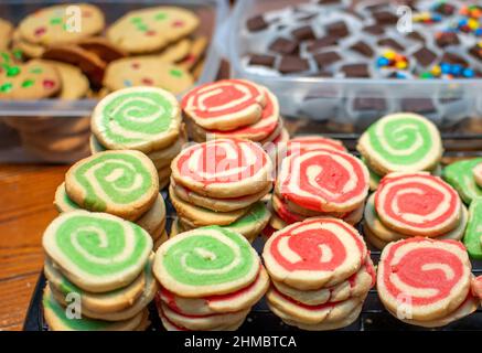 Caramelle e biscotti sono stati imballati per i vassoi dolci di Natale, tra cui biscotti a spirale, biscotti caramelle e caramelle al cioccolato fondente Foto Stock