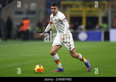 Milano, 8th febbraio 2022. Gianluca Mancini di AS Roma durante la partita Coppa Italia a Giuseppe Meazza, Milano. Il credito d'immagine dovrebbe essere: Jonathan Moscrop / Sportimage Foto Stock