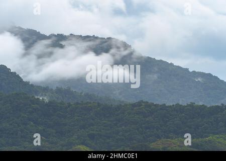 Sera torbida e nuvolosa sulla costa di Ilhabela Sao Paulo Brasile. Foto Stock