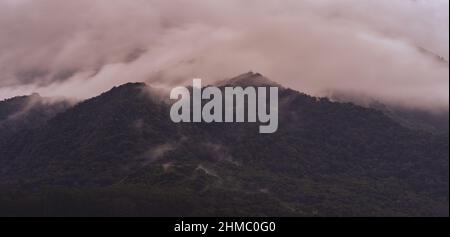 Sera torbida e nuvolosa sulla costa di Ilhabela Sao Paulo Brasile. Foto Stock