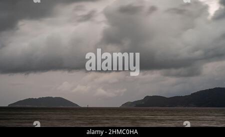 Sera torbida e nuvolosa sulla costa di Ilhabela Sao Paulo Brasile. Foto Stock