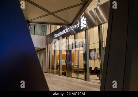 Quartiere finanziario centrale, Standard Chartered banca esterno moderno design, Hong Kong, Cina. Foto Stock