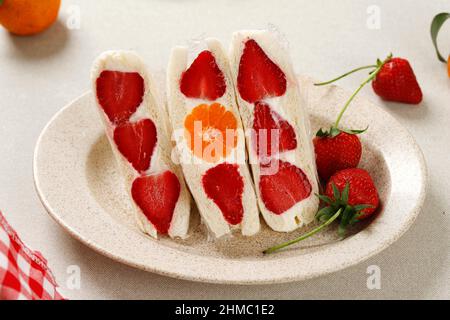Sandwich alla frutta dolce in stile giapponese con fragola e arancia. Colazione estiva dolce fatta in casa Foto Stock