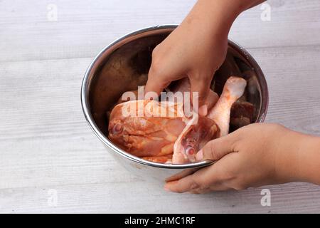 Strofinare le spezie asciutte su un bastone di pollo, preparare il pollo arrosto procedura di cottura passo per passo in cucina Foto Stock