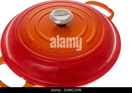 Winneconne, WI -8 Febbraio 2021: Un pacchetto di le Creuset PAN su uno sfondo isolato Foto Stock