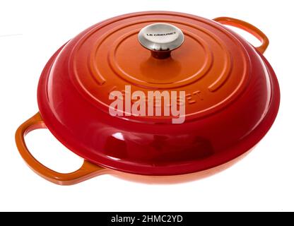 Winneconne, WI -8 Febbraio 2021: Un pacchetto di le Creuset PAN su uno sfondo isolato Foto Stock