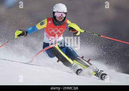 Yanqing, Cina. 09th Feb 2022. Olimpiadi, Sci Alpino, Slalom, Donne, 1st corrono presso il National Alpine Ski Centre. Anastasia Shepilenko dall'Ucraina in azione. Credit: Michael Kappeler/dpa/Alamy Live News Foto Stock