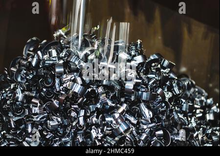 Trucioli di metallo d'acciaio. Un mucchio piccolo, trucioli nuovi che cadono dall'alto Foto Stock