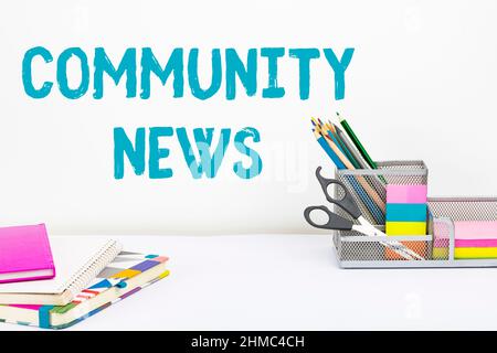 Testo della scrittura Notizie della comunità. Internet Concept news coverage che in genere si concentra sui quartieri della città Tidy Workspace Setup, Writing Desk Tools Foto Stock