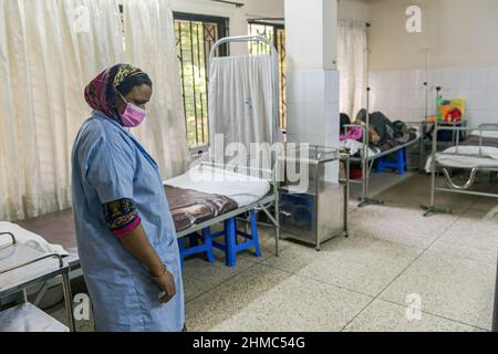 Dhaka, Bangladesh. 25th Nov 2021. Un infermiere visto nella sala di recupero della somministrazione presso la struttura. Ogni giorno un gran numero di cadaveri viene rimosso dalla DCNN a Dhaka, un mercato che il governo ha adattato come centro di emergenza COVID-19 per la cura dei pazienti, soprattutto durante i mesi della seconda ondata di infezioni in Bangladesh e del "subcontinente indiano". (Foto di Israel Fuguemann/SOPA Images/Sipa USA) Credit: Sipa USA/Alamy Live News Foto Stock