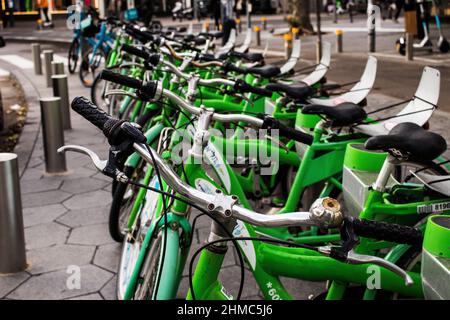 Tel Aviv, Israele - 05 febbraio 2022 biciclette accessibili a noleggio per brevi periodi di tempo, di solito per alcune ore parcheggiate in strada e parte di t Foto Stock