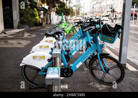 Tel Aviv, Israele - 05 febbraio 2022 biciclette accessibili a noleggio per brevi periodi di tempo, di solito per alcune ore parcheggiate in strada e parte di t Foto Stock