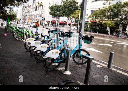 Tel Aviv, Israele - 05 febbraio 2022 biciclette accessibili a noleggio per brevi periodi di tempo, di solito per alcune ore parcheggiate in strada e parte di t Foto Stock