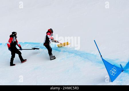 Zhangjiakou, Cina. 09th Feb 2022. Olimpiadi, snowboard cross individuale, donne, formazione, Genting Snow Park. Due assistenti preparano la pista. Credit: Angelika Warmuth/dpa/Alamy Live News Foto Stock