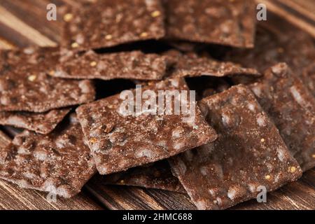 Cracker di farina intera in cioccolato su sfondo vintage in legno. Foto Stock