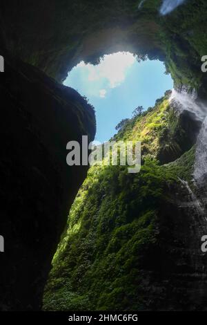 Vista da sotto la cascata di Madakaripura, Indonesia Foto Stock