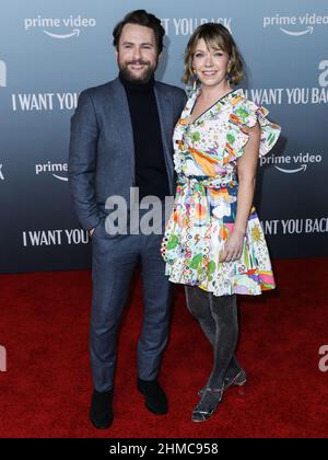 Los Angeles, Stati Uniti. 08th Feb 2022. LOS ANGELES, CALIFORNIA, USA - 08 FEBBRAIO: L'attore Charlie Day e la moglie/attrice Mary Elizabeth Ellis arrivano al Los Angeles Premiere di Amazon prime 'i Want You Back' tenuto a ROW DTLA il 8 febbraio 2022 a Los Angeles, California, Stati Uniti. (Foto di Xavier Collin/Image Press Agency) Credit: Image Press Agency/Alamy Live News Foto Stock