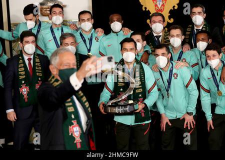 Lisbona, Portogallo. 7th Feb 2022. Il presidente portoghese Marcelo Rebelo de Sousa (fronte) prende un selfie con la nazionale futsal del Portogallo durante la cerimonia di benvenuto per i vincitori della UEFA Futsal Euro 2022 al Palazzo Belem di Lisbona, Portogallo, 7 febbraio 2022. Credit: Petro Figuza/Xinhua/Alamy Live News Foto Stock