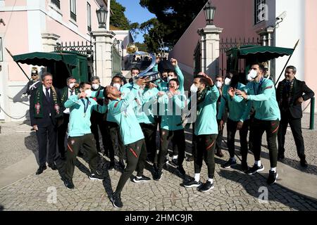 Lisbona, Portogallo. 7th Feb 2022. I giocatori del futsal nazionale portoghese festeggiano con il trofeo dopo una cerimonia di benvenuto con il presidente portoghese Marcelo Rebelo de Sousa al Palazzo di Belem a Lisbona, Portogallo, 7 febbraio 2022. Credit: Petro Figuza/Xinhua/Alamy Live News Foto Stock