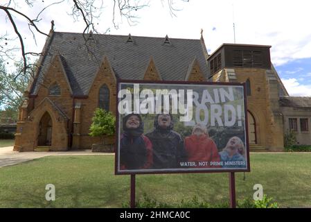 "Piovano" cartellone che esprime i sentimenti della popolazione locale a Forbes NSW Australia Foto Stock