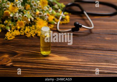 Candele nere e bottiglie magiche con piante ed erbe sulla tavola delle  streghe. Sfondo esoterico, gotico e occulto, concetto mistico di Halloween  Foto stock - Alamy