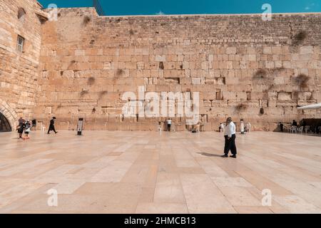 gerusalemme-israele. 13-10-2021. la piazza di preghiera al Muro Occidentale di Gerusalemme, quasi vuota a mezzogiorno Foto Stock