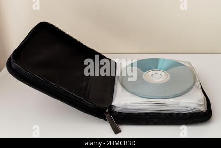Custodia nera per CD e DVD su sfondo bianco. Tecnologia del 90s. Foto Stock