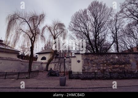 08-12-2021. cracovia-polonia. Sinagoga Remuh su Szeroka Street nel quartiere Kazimierz di Cracovia, una giornata invernale cupa Foto Stock