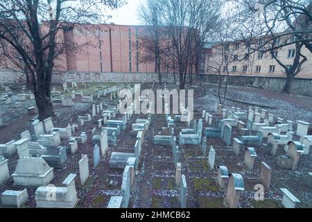 08-12-2021. cracovia-polonia. Una vista dall'alto del vecchio cimitero ebraico, dietro la sinagoga Rama nel quartiere ebraico di Kazimierz - Cracovia, A. Foto Stock